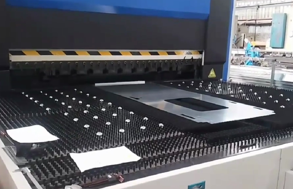 The bending of the gate plate is easily completed